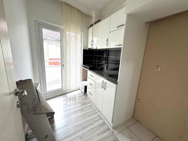 YENİYOL CADDESİNDE SATILIK ARA KAT 2+1 DAİRE.
