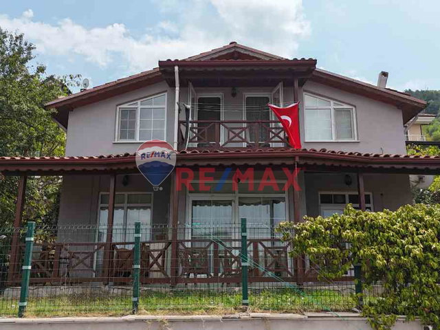 BAŞİSKELE BAHÇECİK’TE DENİZ MANZARALI MÜSTAKİL VİLLA!