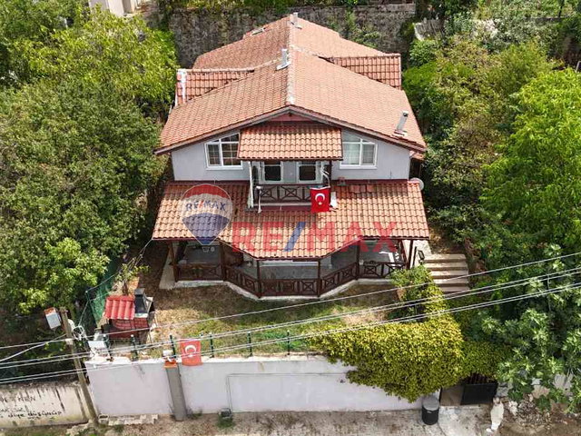 BAŞİSKELE BAHÇECİK’TE DENİZ MANZARALI MÜSTAKİL VİLLA!