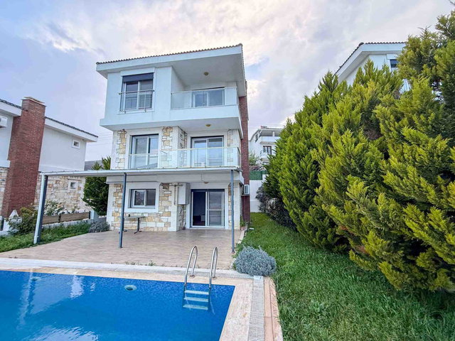 REMAX CAPELLA YENIFOÇA'DA DONATKENT SITESINDE SATILIK 4+1 VILLA