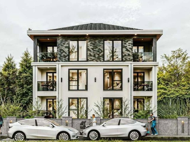 REMAX SOFT'TAN ARİFİYE NEVİYE MAHALLESİNDE KÖŞE KONUM 2+1 DAİRE