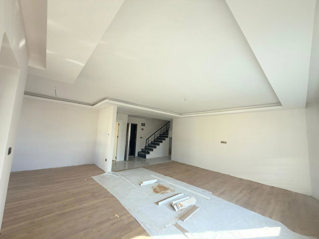 KÖROĞLU & KOZA CAD. KÖŞESINDE 300 M² NET 6+1 LÜKS SATILIK DUBLEKS DAIRE