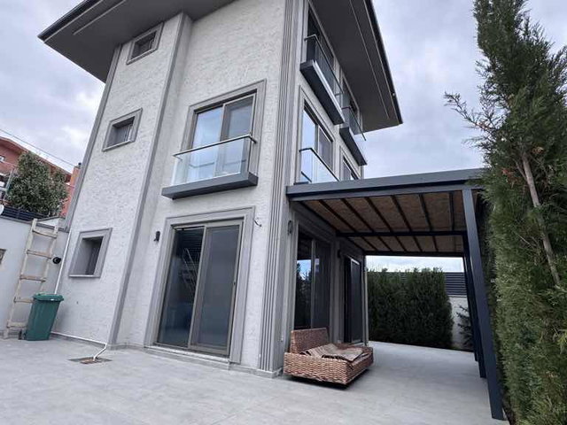 ARNAVUTKÖY KARABURUN‘DA MÜSTAKİL MODERN GENİŞ MANZARALI 3 + 1 VİLLA