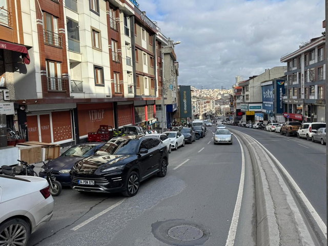 İŞLEK CADDE ÜZERİNDE, METRO VE TRAMVAY HATLARINA YAKIN KONUMDA ÇATI KATI DUBLEKS DAİRE