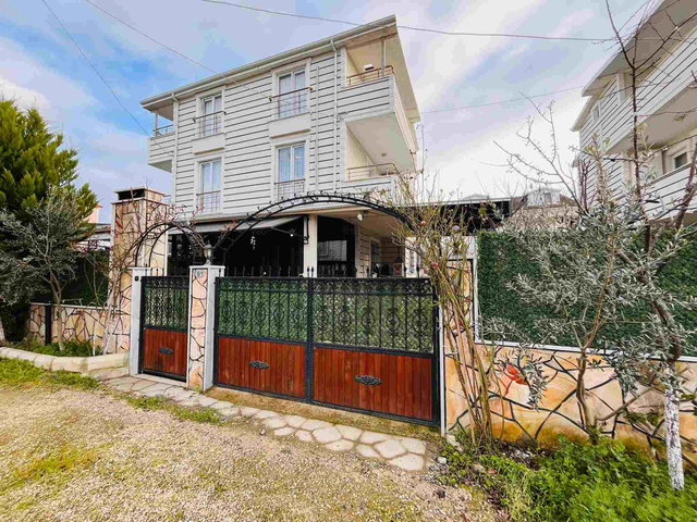 RE/MAX KIYI MUHTEŞEM KONUMDA DENİZE YÜRÜME MESAFESİNDE 4+1 VİLLA
