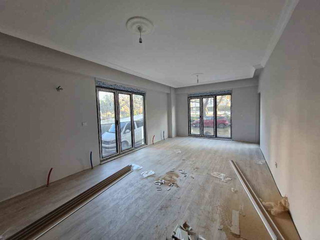 TUZLA EVLİYAÇELEBİDE ÇAMAŞIR ODALI SATILIK DAİRE