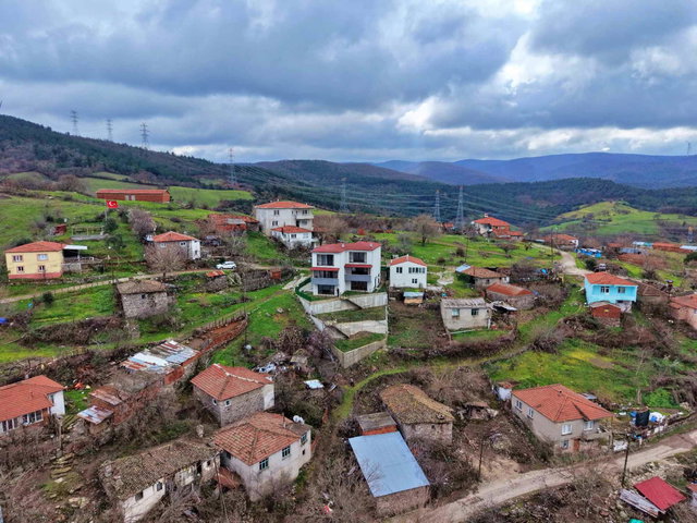 LAPSEKI TAŞTEPE DE MÜSTAKIL GIRIŞLI DENIZ MANZARALI SATILIK 2+1