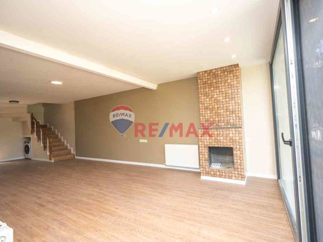 REMAX GELİŞİMDEN CUMHURİYET MAH PARKKÖYDE DENİZ MANZARALI  4+2 VİLLA