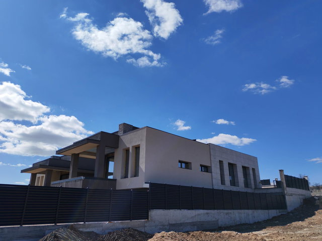 GÖLBAŞI’NDA MUHTEŞEM MİMARİYE SAHİP MODERN TASARIMLI ÖZEL VİLLA