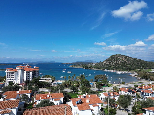 ÇEŞME ILDIR UŞAK ÖZLEM SİTESİNDE DENİZ MANZARALI KİRALIK VİLLA