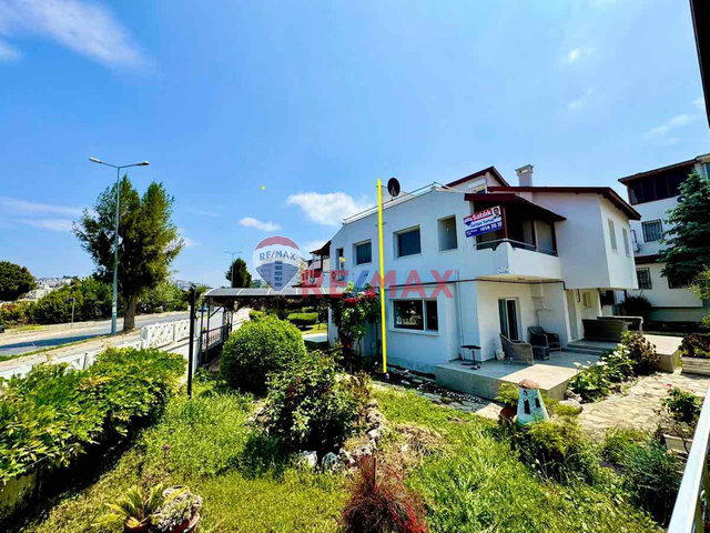 DENİZ MANZARALI, DOĞALGAZLI VE BAKIMLI VİLLA