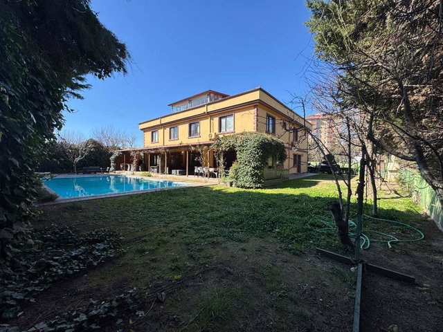 REMAX TEN BÜYÜKÇEKMECE'DE 16 ODA VE HAVUZLU 1006 M2 ARSALI VİLLA