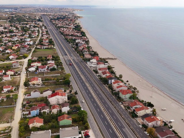 SİLİVRİ’DE DENİZE 50 METRE-ANAYOLA CEPHELİ TRİPLEKS VİLLA