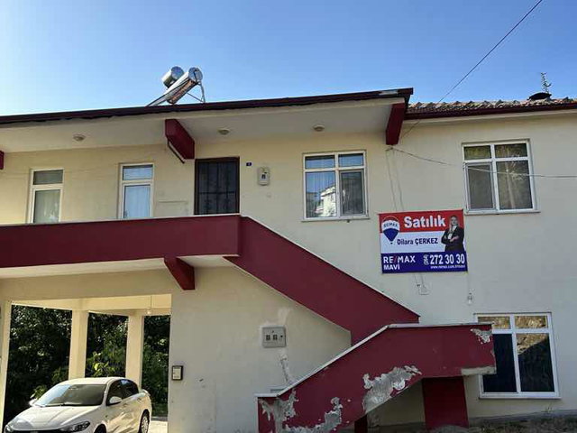 REMAX MAVİ'DEN -GÖL MANZARALI -GENİŞ BAHÇELİ- MÜSTAKİL EV