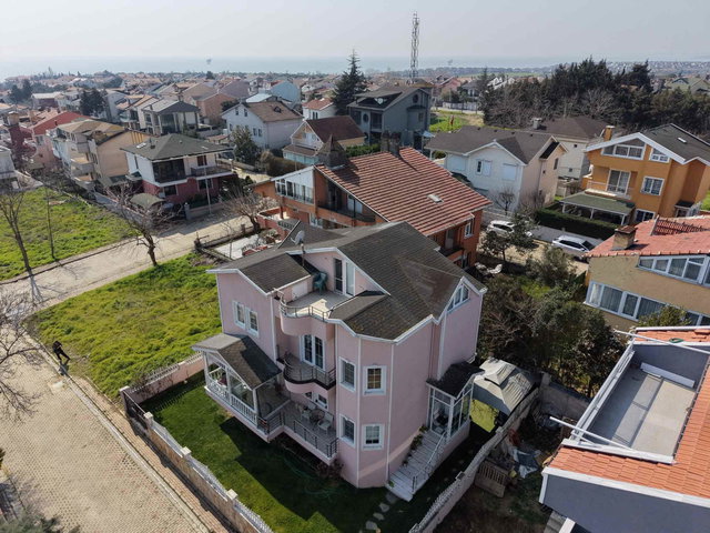 REMAX KAYA'DAN SİLİVRİ KLASİS MEVKİİ SATILIK 5+2 VİLLA