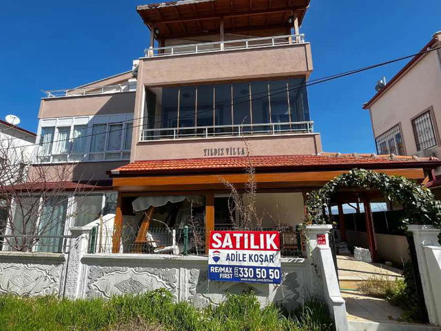 AYVALIK ALTINOVA'DA DENİZE YAKIN ÖZEL TASARIM TRIPLEX VİLLA