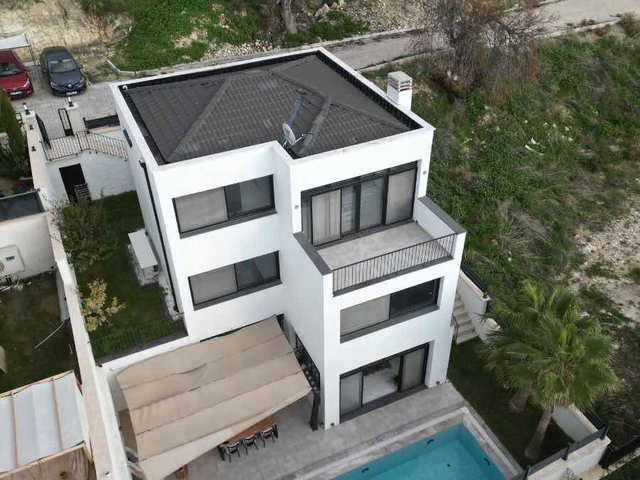 ÇEŞME OVACIK'TA TAM MÜSTAKIL, GENIŞ BAHÇELI VE HAVUZLU 5+1 VILLA