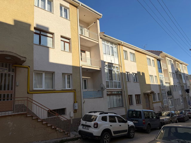 ORHANGAZİ DE MERKEZİ KONUM GENİŞ BALKONLU 3+1 SATILIK DAİRE