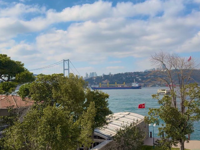 BEYLERBEYİ 'NDE BOĞAZ MANZARALI KİRALIK 3+1 YOL YALISI DAİRESİ