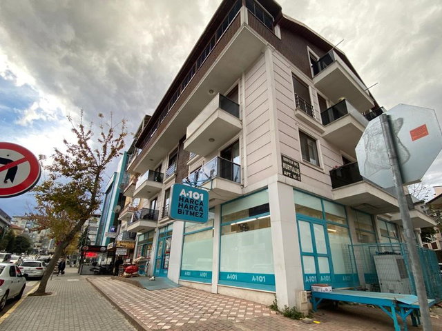 GÖLCÜK DONANMA CD. ÜZERINDE MERKEZI KONUMDA 2+1 SATILIK DAIRE