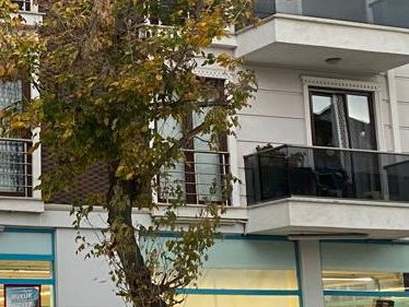 GÖLCÜK DONANMA CD. ÜZERINDE MERKEZI KONUMDA 2+1 SATILIK DAIRE