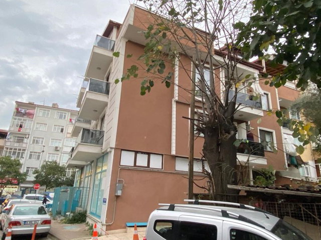 GÖLCÜK DONANMA CD. ÜZERINDE MERKEZI KONUMDA 2+1 SATILIK DAIRE