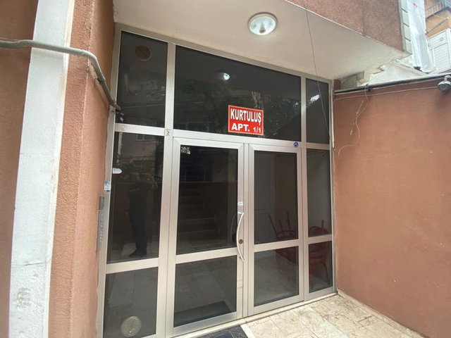 GÖLCÜK DONANMA CD. ÜZERINDE MERKEZI KONUMDA 2+1 SATILIK DAIRE