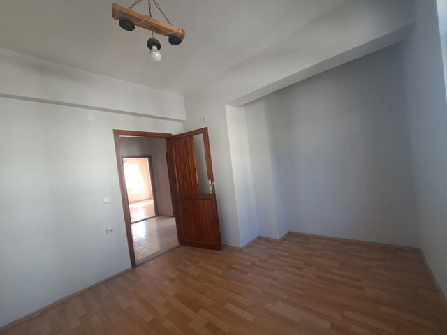 ESKI HISARDA KIRALIK 3+1 GENIŞ ARA KAT DAIRE