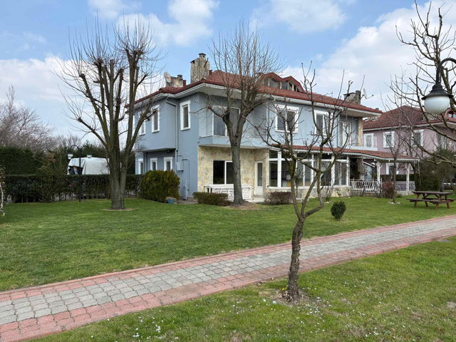 KARTEPE'DE DOĞA İÇINDE KAPALI SITEDE GENIŞ BAHÇELI 5+1 VILLA