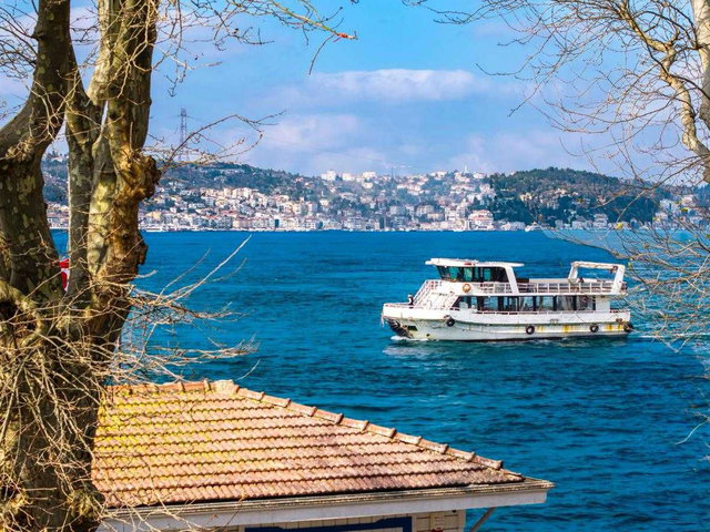 REMAX ANI 'DAN BOĞAZIN KALBİNDE BEYLERBEYİ İSKELE CADDESİ’NDE SATILIK 4+1 YALI DAİRESİ