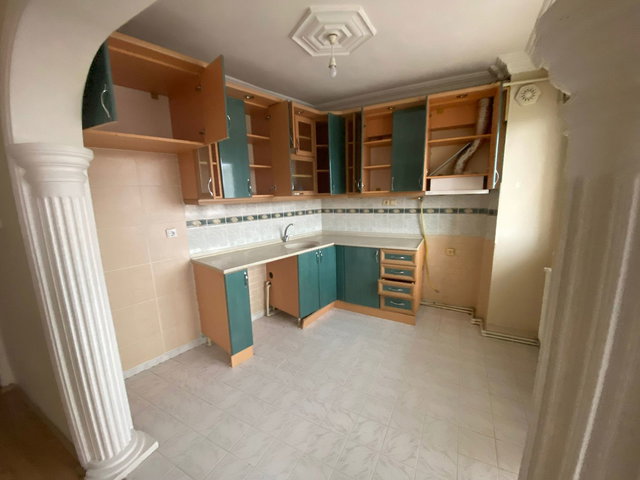 TRAMVAYA YAKIN ARA KAT KİRALIK 3+1  DAİRE