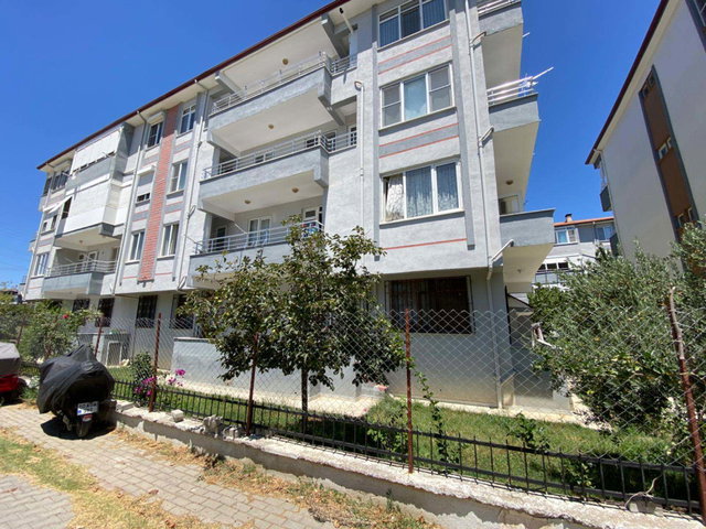 ALTINKUMDA DENİZE 300M ÇİFT BALKONLU, İSKANLI 2+1BAHÇE KATI