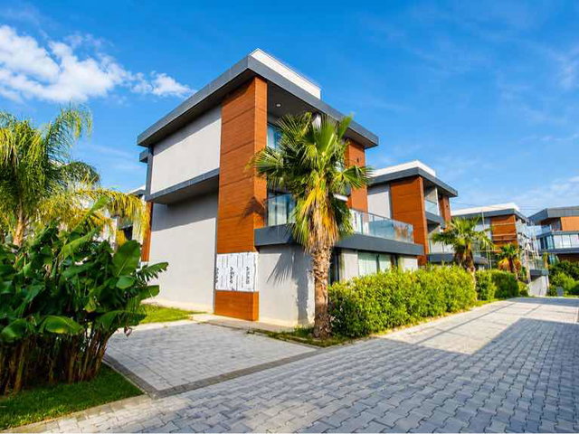 SİTE İÇERİSİNDE ÖZEL HAVUZLU BAHÇELI MÜSTAKIL 4 + 2 SATILIK VILLA