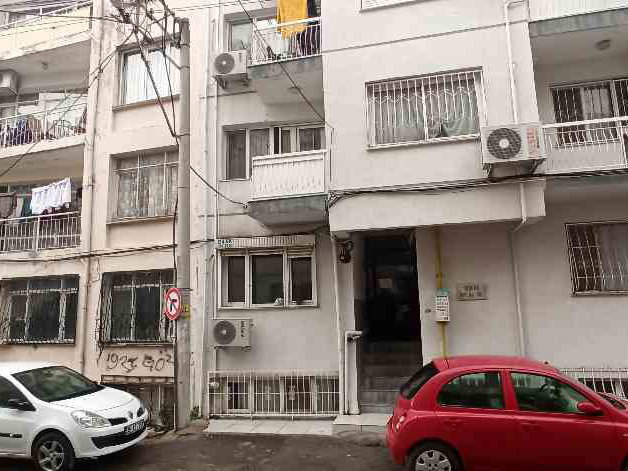 İZMİR/KONAK KARANTİNA'DA ULAŞIMA YAKIN FERAH 2+1 ZEMİN KAT DAİRE