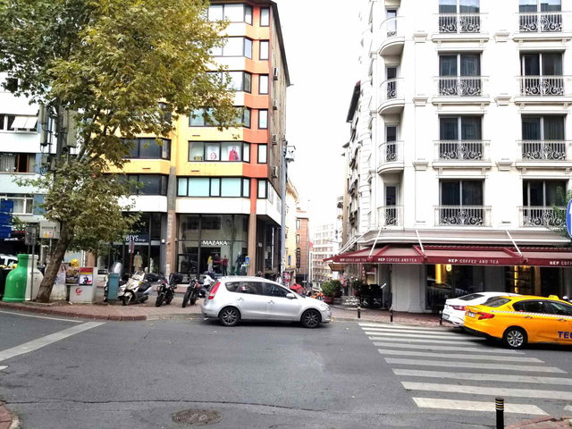 ŞIŞLI BOMONTI'DE YENILENMIŞ 2+1 ÇATI KATI KIRALIK DAIRE
