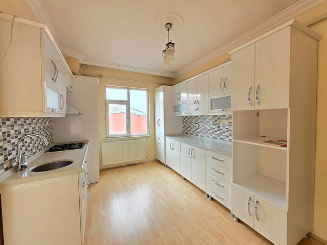 REMAX İLKE'DEN ŞEHİR MERKEZİ'NDE 3+1 SATILIK GENİŞ DAİRE