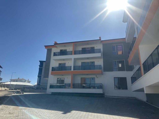 İNCEK'TE AVM YANI CADDE ÜSTÜ ZEMİN KAT YATIRIMLIK 1+1 DAİRE
