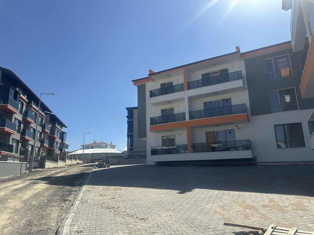 İNCEK'TE AVM YANI.CADDE ÜSTÜ.ARA KAT.YATIRIMLIK1+1 SATILIK DAİRE