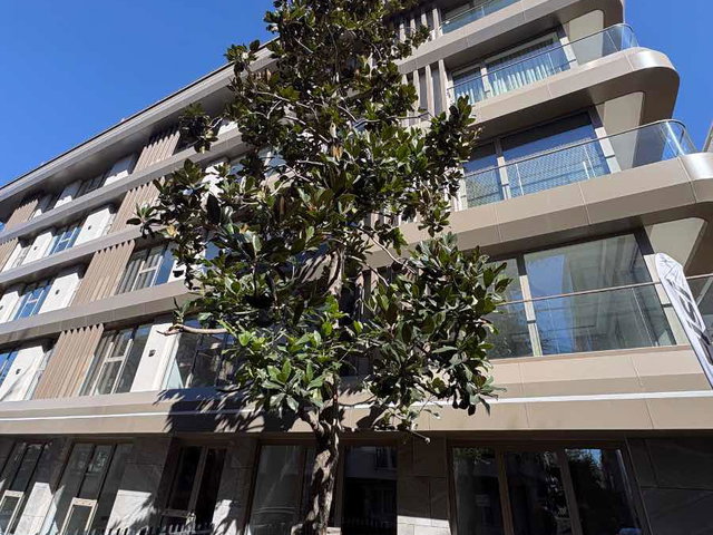 PARİS CADDESİ KONUT VE TİCARİ KULLANIMA UYGUN SATILIK 2+1  DAİRE.