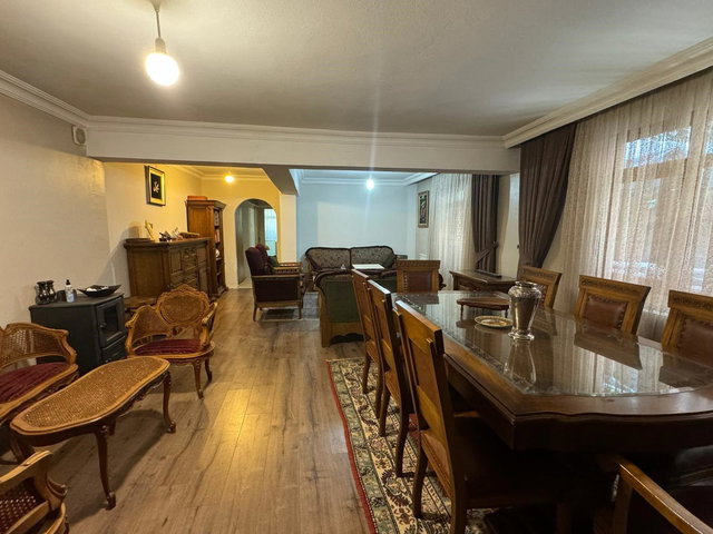 BAŞÇAVUŞ SOKAKTA 200 M2 6 ODA 2 SALON GÜNEY CEPHE GÜNEŞLİ BAHÇE KULLANIMLI