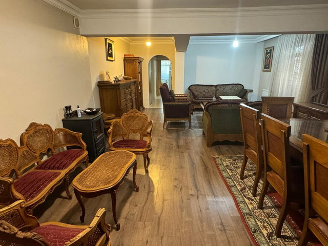 BAŞÇAVUŞ SOKAKTA 200 M2 6 ODA 2 SALON GÜNEY CEPHE GÜNEŞLİ BAHÇE KULLANIMLI