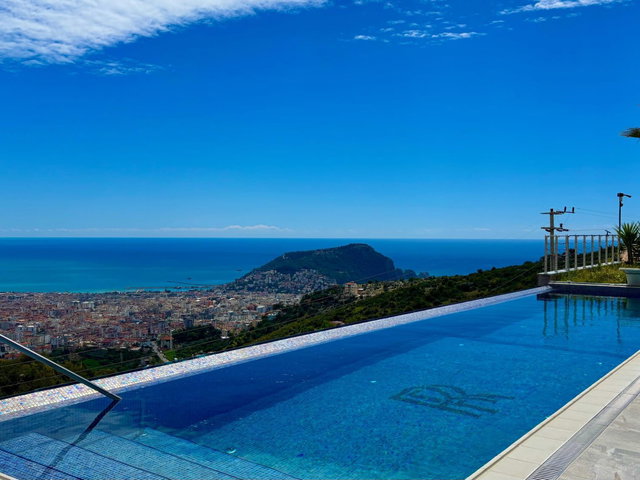 ALANYA TEPE MAHALLESINDE EŞSIZ DENIZ MANZARALI LÜKS VILLA