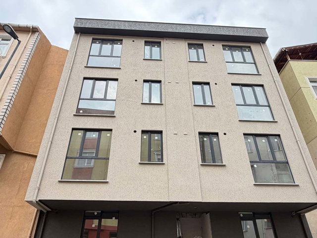 SIFIR BİNADA, ÜST KATTA GENİŞ VE KULLANIŞLI SATILIK 1+1 DAİRE..!