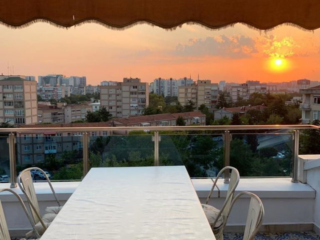 MERKZİ KONUMDA DENİZ MANZARALI EŞYALI 2+1 DAİRE