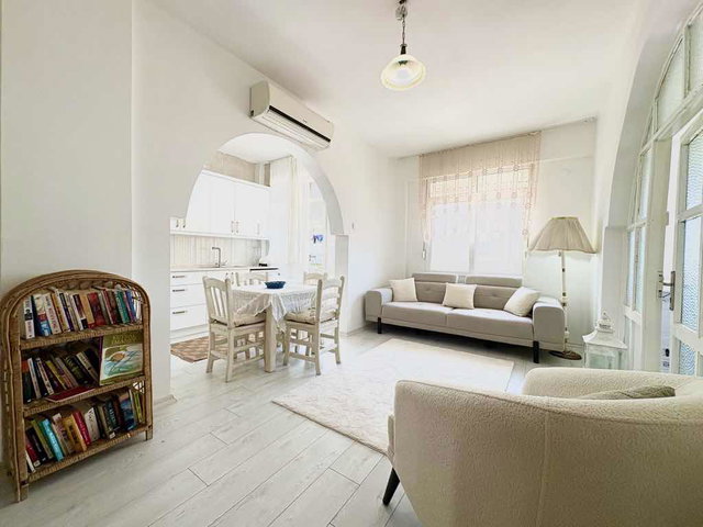 ÇEŞME MARİNAYA 300 METRE MESAFEDE CADDE ÜZERİNDE SATILIK 2+1 DAİRE