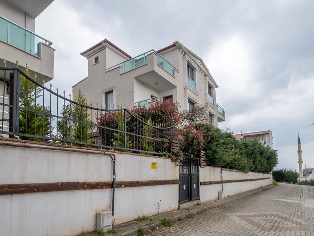 REMAX AREA'DAN ŞEHİR MANZARALI BAHÇELİ TRİPLEKS İKİZ VİLLA