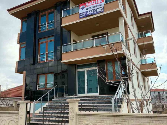 ŞEREFLİKOÇHİSARDA CADDE ÜZERI KÖŞE PARSEL AYRI TAPULU KATLAR KOMPLE BINA YATIRIM FIRSATI