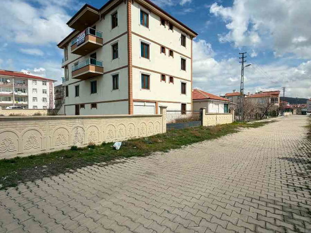 ŞEREFLİKOÇHİSARDA CADDE ÜZERI KÖŞE PARSEL AYRI TAPULU KATLAR KOMPLE BINA YATIRIM FIRSATI