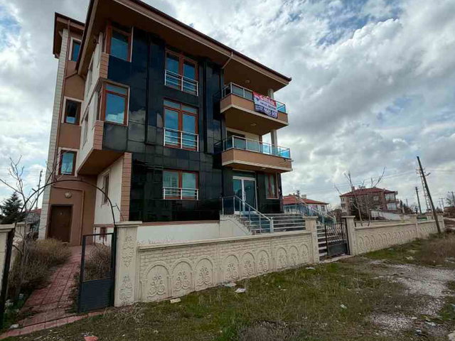 ŞEREFLİKOÇHİSARDA CADDE ÜZERI KÖŞE PARSEL AYRI TAPULU KATLAR KOMPLE BINA YATIRIM FIRSATI