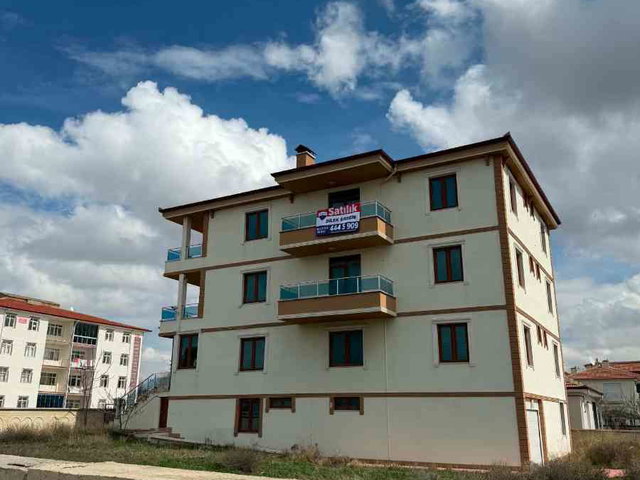 ŞEREFLİKOÇHİSARDA CADDE ÜZERI KÖŞE PARSEL AYRI TAPULU KATLAR KOMPLE BINA YATIRIM FIRSATI